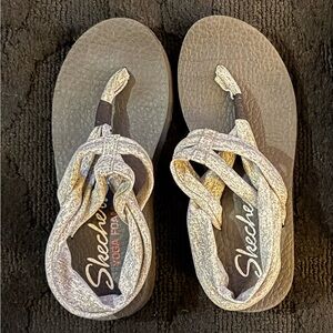 Skechers Textured Gray Thong Sandals